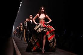 temp_image_1744295809.175264 Versace: Prada Adquire a Icônica Marca Italiana em Movimento Estratégico