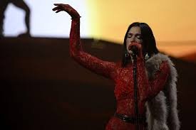 temp_image_1749740547.380834 Anel de Noivado? Dua Lipa e Callum Turner Incendeiam Rumores Com Foto Romântica