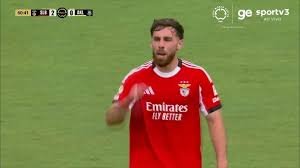 temp_image_1750795848.396082 Tensão à Beira do Campo: Bruno Lage e Kökçü em Discussão Acirrada no Benfica