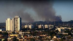 temp_image_1754061874.19366 Incêndio no Jardim Noroeste: Fogo em Antigo Aterro Mobiliza Bombeiros em Campo Grande