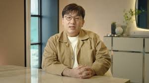 temp_image_1754633339.862207 Crise na HYBE: Fundador Bang Si-hyuk Volta à Coreia Para Enfrentar Acusações de Fraude