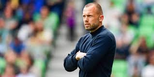 temp_image_1756052209.167656 Ajax: Heitinga Revela Estratégias Táticas Chave e a Busca por Reforços no Meio-Campo