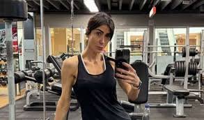 temp_image_1758684188.965763 Michelle Barros em A Fazenda 17: A Jornada Inspiradora de Uma Jornalista Que Redefiniu Corpo e Mente Após os 30!
