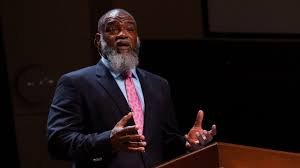 temp_image_1758842294.457401 Voddie Baucham: A Voz Que Desafia e Ilumina a Cosmovisão Cristã