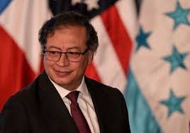 temp_image_1759058640.264506 Gustavo Petro Desafia EUA Após Revogação de Visto: Tensão Diplomática e o Legado da Era Trump