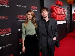 temp_image_1764214322.045553 Natalia Dyer: A Fascinante Trajetória da Estrela de Stranger Things Além de Hawkins