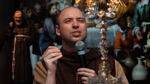 temp_image_1771919134.288332 Frei Gilson: O Fenômeno Digital da Fé que Une o Brasil e o Mundo no Santo Rosário