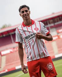 temp_image_1774577687.763729 Vitor Reis: Quem é o Influenciador Digital que Conquista a Internet?