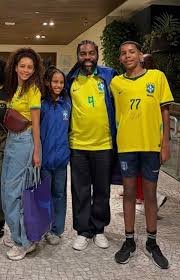 temp_image_1780394443.868044 Lázaro Ramos e Taís Araújo: Momento Raro em Família no Maracanã Rouba a Cena